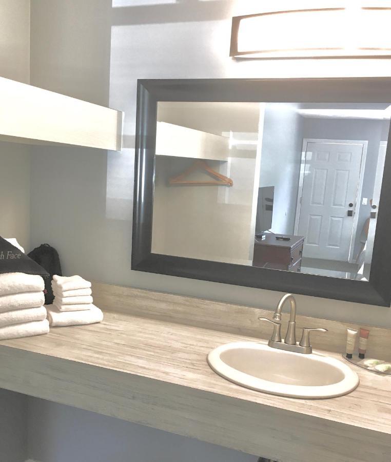 Empire Lakeshore Inn Ngoại thất bức ảnh